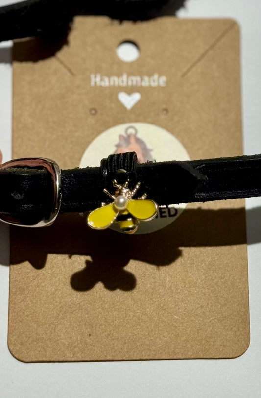 Spur Charms - Bee with pearl (Pair)